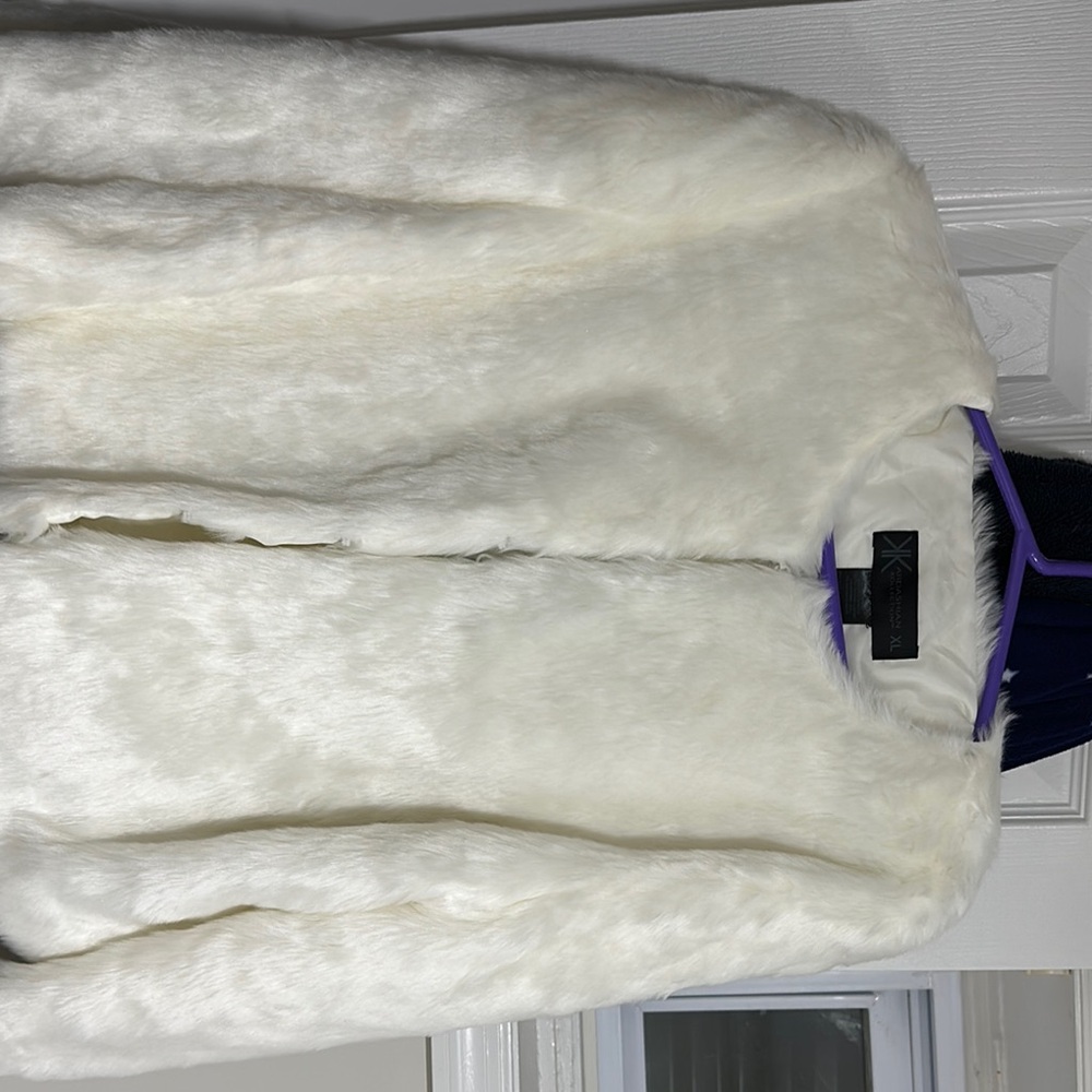 **Brand New**White Teddy Jacket with Fuzzy Texture and Zip-Up Style